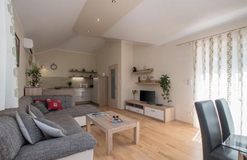 Kastel Casa | Holiday Home Suzana 1276