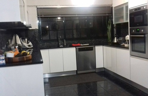 Machico Casa | Holiday Home 'Traveller's House' with Mountain View, Shared Pool and Wi-Fi