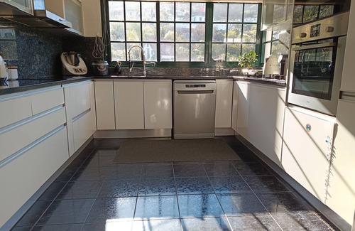 Machico Casa | Holiday Home 'Traveller's House' with Mountain View, Shared Pool and Wi-Fi