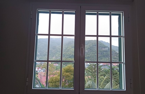 Machico Casa | Holiday Home 'Traveller's House' with Mountain View, Shared Pool and Wi-Fi