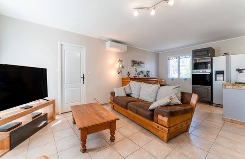 Mejannes-le-Clap Casa | Holiday Home 'Villa' with Private Pool, Wi-Fi and Air Conditioning