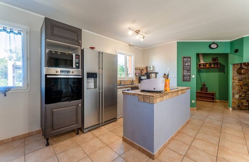 Mejannes-le-Clap Casa | Holiday Home 'Villa' with Private Pool, Wi-Fi and Air Conditioning