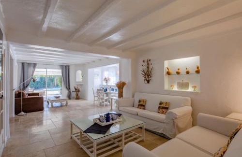Sainte-Maxime Casa | Holiday Home Villa Cyrnos by Interhome