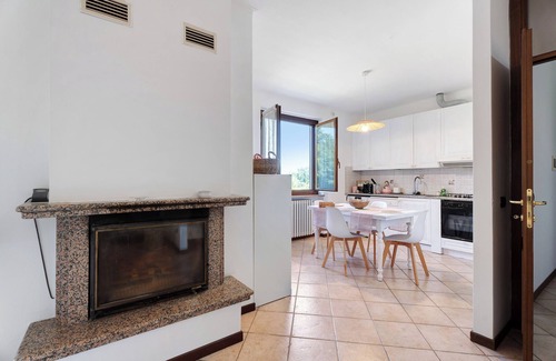 Angera Casa | Casa de vacaciones 'Villa Fox' con jardín compartido, balcón y Wi-Fi