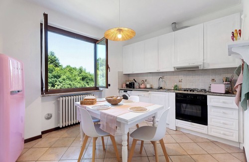 Angera Casa | Casa de vacaciones 'Villa Fox' con jardín compartido, balcón y Wi-Fi