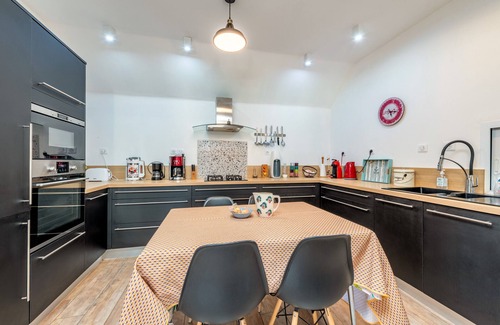 Kerlouet Casa | Casa de vacaciones 'Villa Léonie - Piscine Intérieure' con terraza, jardín y Wi-Fi
