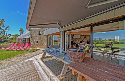 Kerlouet Casa | Casa de vacaciones 'Villa Léonie - Piscine Intérieure' con terraza, jardín y Wi-Fi