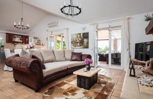 Supetar Casa | Holiday Home Villa Mutnik by Interhome