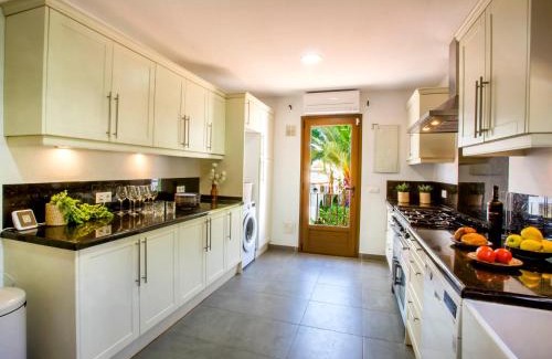 El Tosalet Casa | Holiday Home Villa Rubi by Interhome