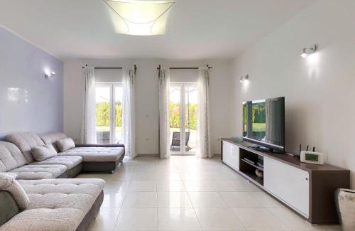 Liznjan Casa | Holiday Home Villa Vela by Interhome