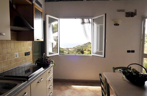 Pompeiana Apartamento | Holiday home with 3 apartments with private garden with sea view and pool.