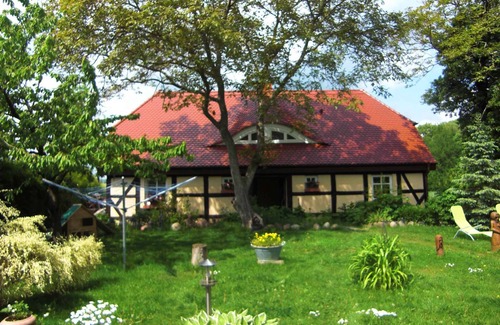 Garz/Rugen Casa | Casa vacacional con chimenea, patio y una vista de la naturaleza