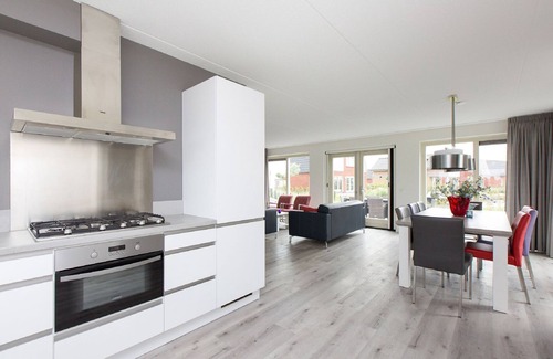 Akkrum Casa | Holiday home with jetty near Sneekermeer