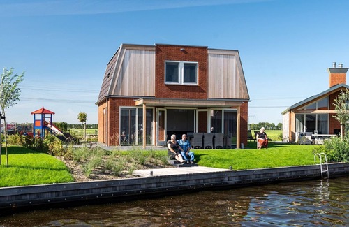 Akkrum Casa | Holiday home with jetty near Sneekermeer