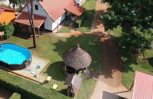 Tiszafured Casa | Holiday home with outdoor pool, air conditioning and WiFi