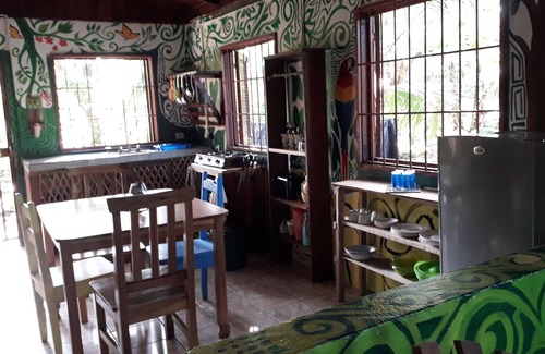 Cahuita Casa | Casa de vacaciones con pinturas del caribe.