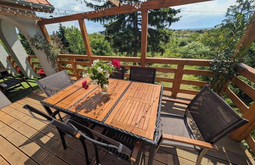 Pakozd Casa | Casa vacacional con panorama e internet
