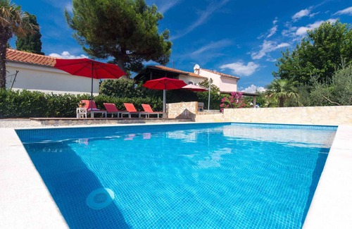 Garica Casa | Holiday home with pool and fenced garden