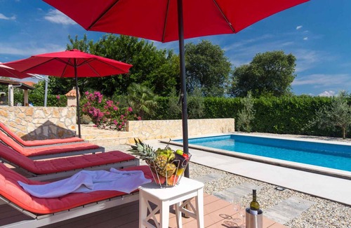 Garica Casa | Holiday home with pool and fenced garden