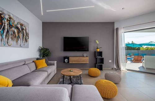 Mali Vareski Casa | Holiday home with pool and sun loungers