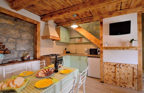 Buzet Casa | Casa vacacional con piscina y aire acondicionado