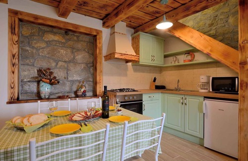 Buzet Casa | Casa vacacional con piscina y aire acondicionado