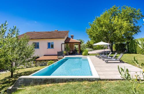 Trviz Casa | Holiday Home with pool and garden