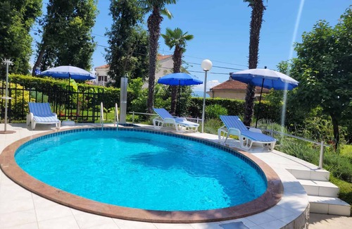 Opric Casa | Casa vacacional con piscina