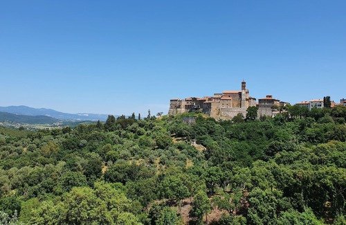 Caldana Apartamento | Apartamento con vistas a la Maremma en un pueblo romántico, balcón, cerca del mar.