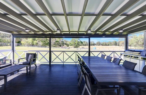 Falls Creek Casa | Holiday Homestead - Large Farm Stay Style Home