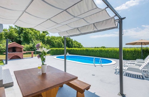 Policnik Casa | Holiday house Flora with pool and spacious yard