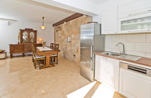 Bogomolje Casa | Holiday house Gdinj for 1 - 8 persons with 3 bedrooms - Holiday house
