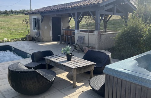 Monflanquin Casa | Holiday house in the countryside with swimming pool and private jacuzzi. Guaranteed relaxation