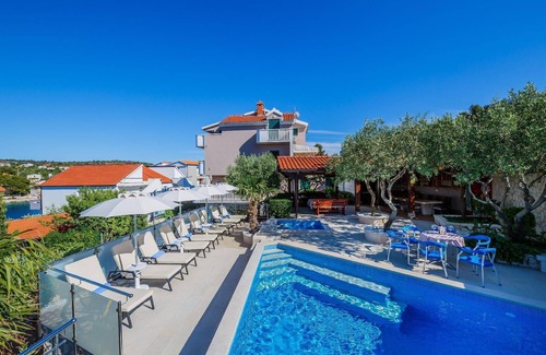 Razanj Casa | Casa de vacaciones Ražanj para 1 - 18 personas con 9 dormitorios - Casa adosada