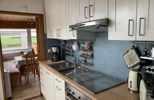 Sudbrookmerland Casa | Holiday house Weitblick - Holiday house, shower and bath, toilet, 2 bedrooms
