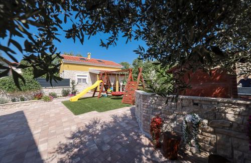 Vir Casa | Holiday House with playground - 3 min from the beach
