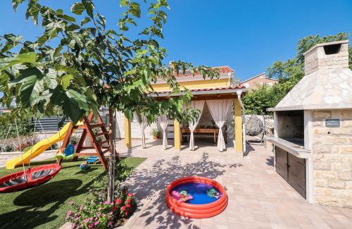 Vir Casa | Holiday House with playground - 3 min from the beach