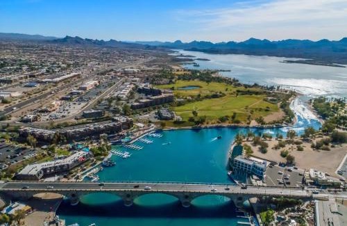 Lake Havasu City Hotel | Holiday Inn Express & Suites Lake Havasu - London Bridge by IHG