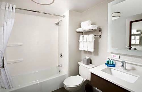 Lawrence Hotel | Holiday Inn Express Andover North - Lawrence, an IHG Hotel