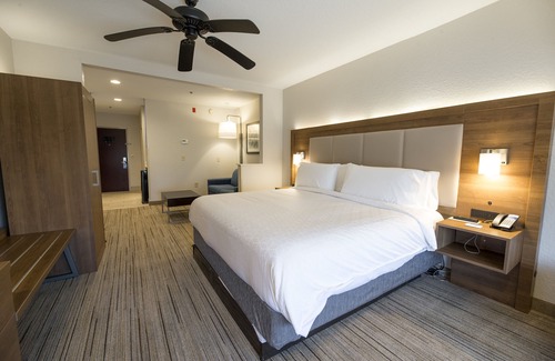Clinton Hotel | Holiday Inn Express Clinton by IHG