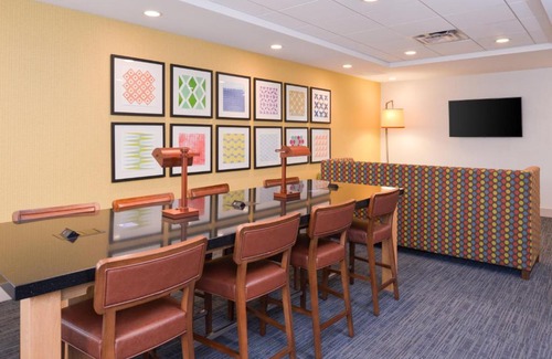 Downtown Indianapolis Hotel | Holiday Inn Express Hotel & Suites Indianapolis Dtn-Conv Ctr by IHG
