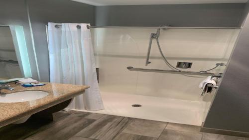 Paso Robles Hotel | Holiday Inn Express Hotel & Suites - Paso Robles by IHG