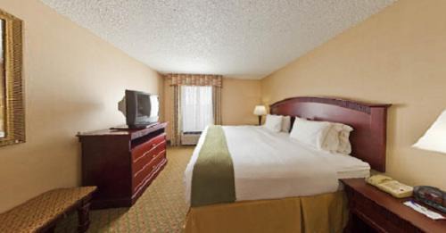 Near East Side Hotel | Holiday Inn Express Hotel & Suites San Antonio - Rivercenter Area by IHG