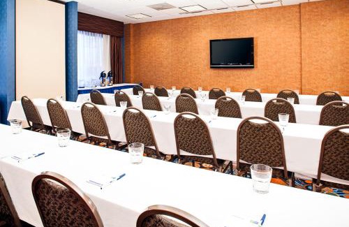 Coralville Hotel | Holiday Inn Express Hotel & Suites Coralville by IHG
