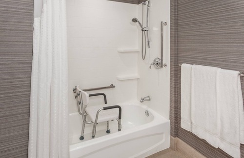 Riverhead Hotel | Holiday Inn Express Hotel & Suites Long Island-East End by IHG