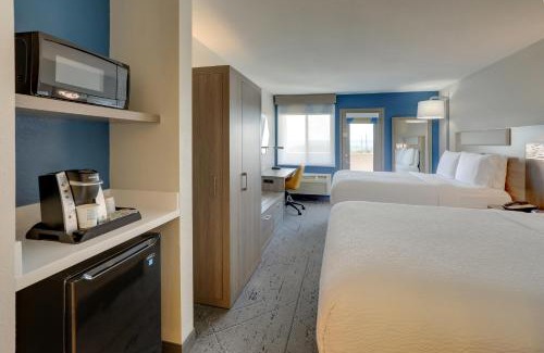 Branson Theater District Hotel | Holiday Inn Express Hotel & Suites Branson 76 Central by IHG