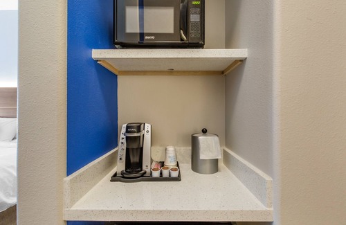 Alvin Hotel | Holiday Inn Express Hotel & Suites Houston-Alvin by IHG