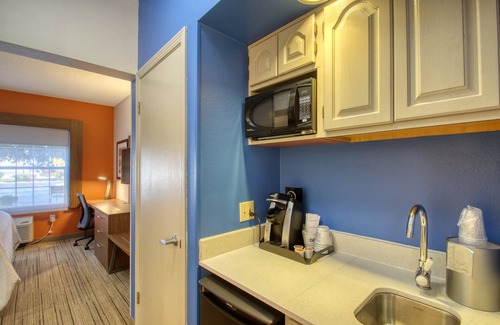 Oshkosh Hotel | Holiday Inn Express Hotel & Suites Oshkosh by IHG
