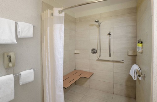 Magnolia Hotel | Holiday Inn Express Hotel & Suites Magnolia-Lake Columbia by IHG