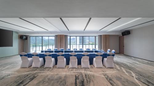 Jiangmen Hotel | Holiday Inn Express Jiangmen Yinhu Bay by IHG
